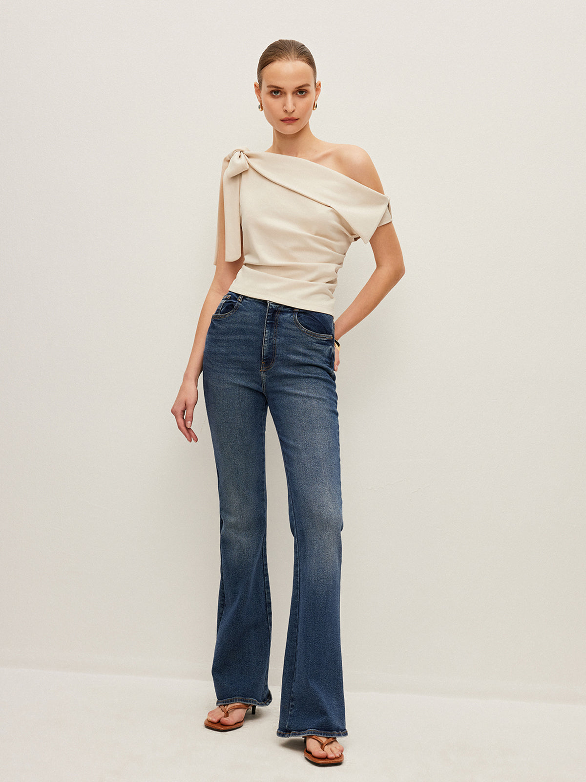 Fiyonk Detaylı Tek Omuz Üst