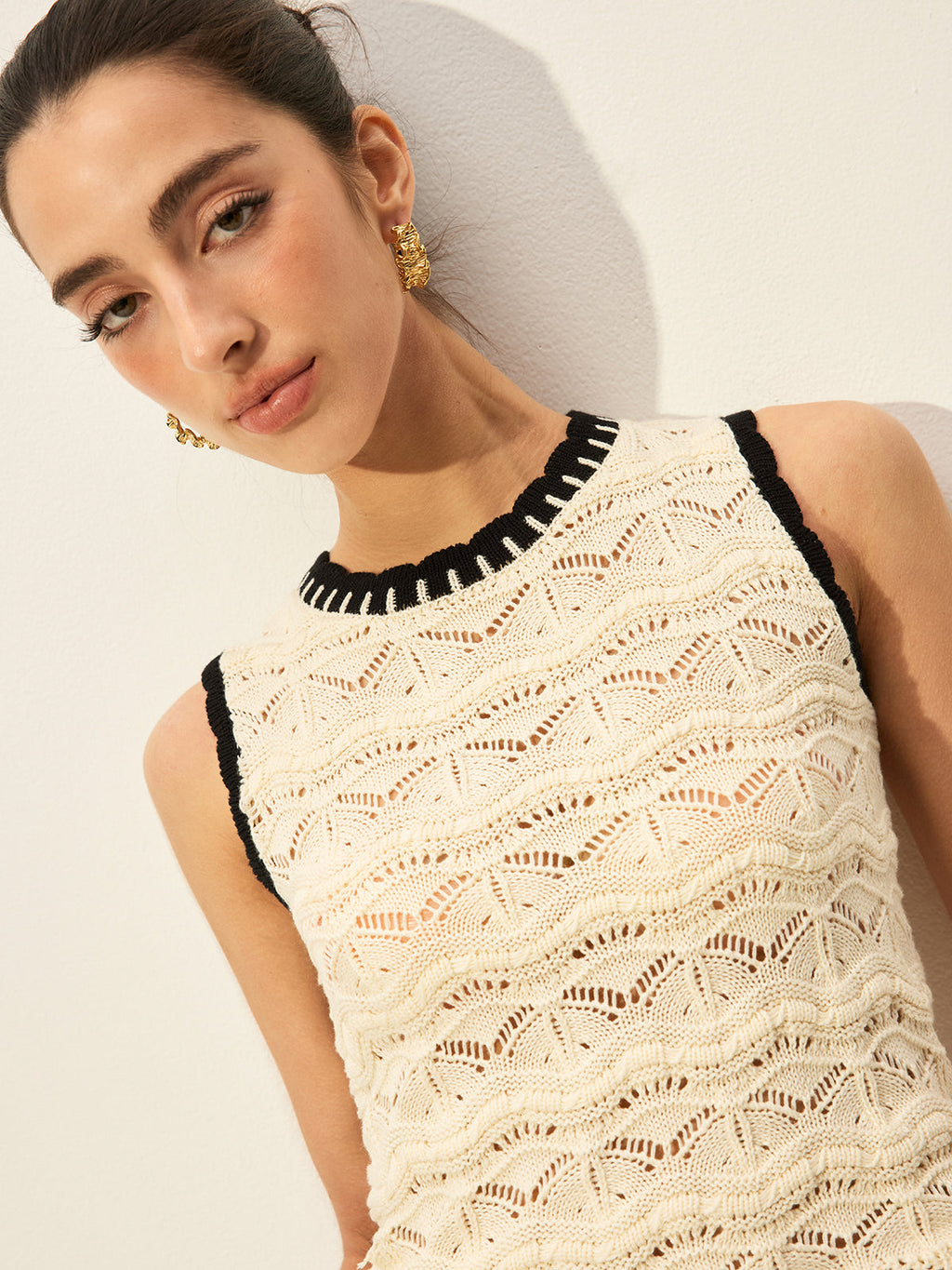 Tığ İşi Kontrast Süslemeli Kazak Yelek