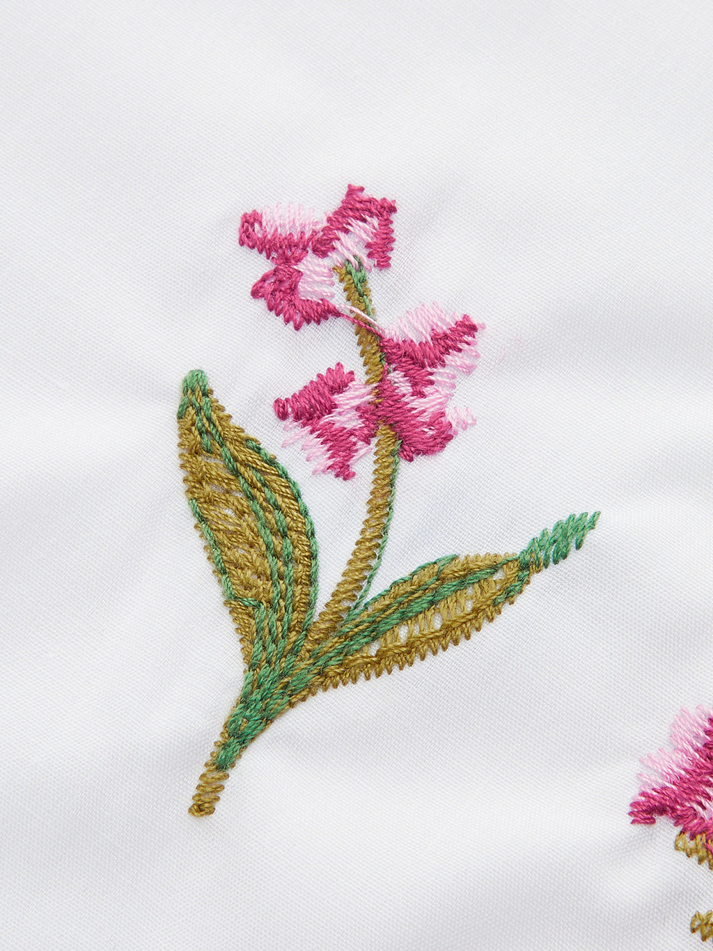 İşlemeli Taraklı Kenarlı Puf Kollu Fiyonklu Bluz