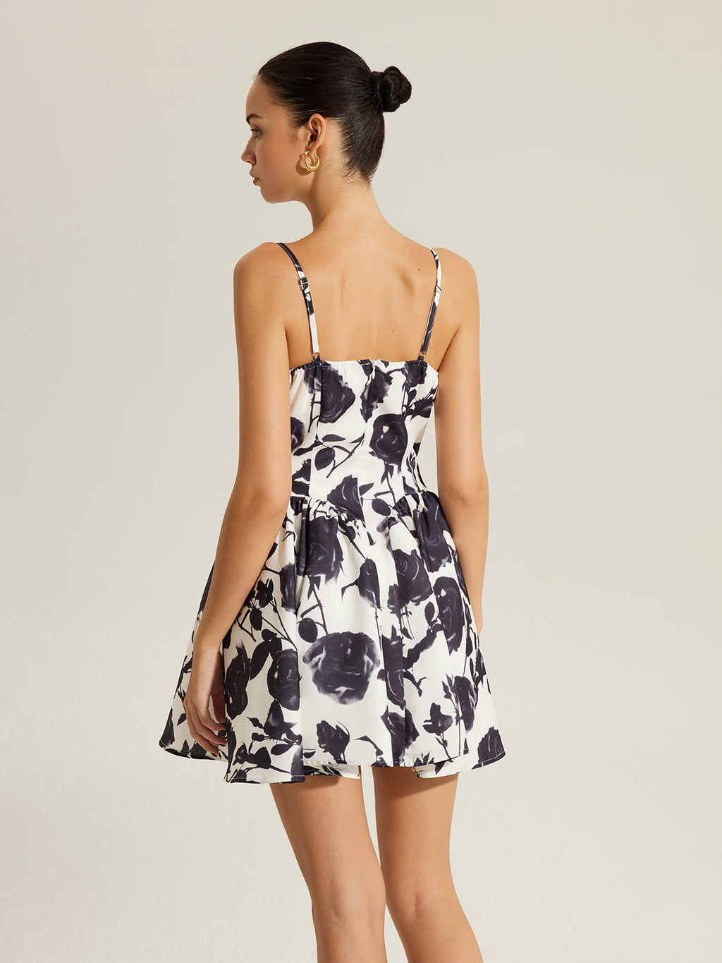 Çiçek Desenli Metal Detaylı Fermuarlı İnce Askılı Elbise