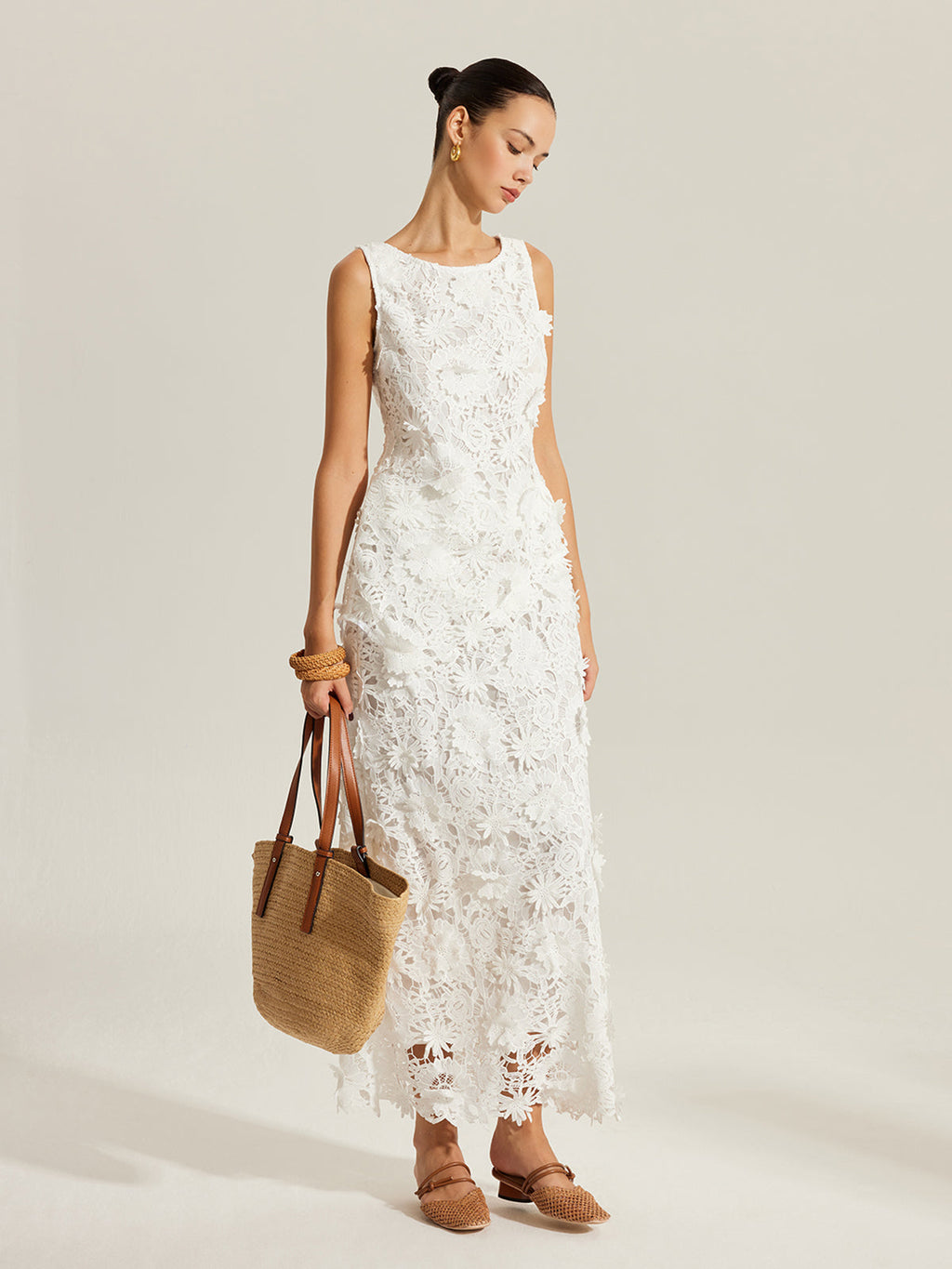 Çiçek İşlemeli Kolsuz Dantel Üst