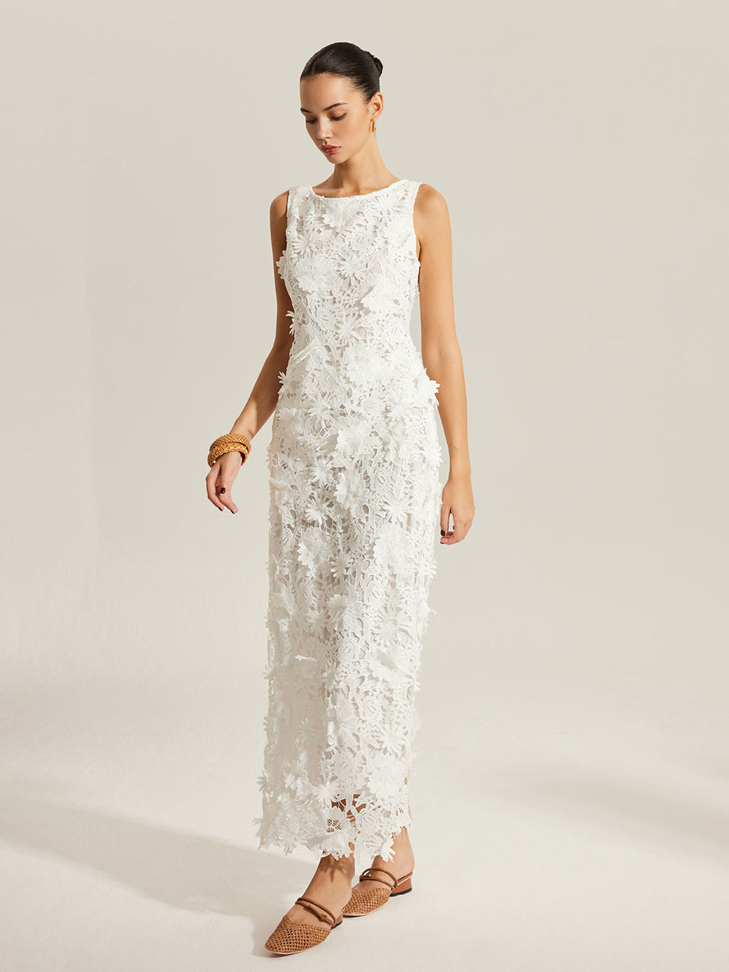 Çiçek İşlemeli Kolsuz Dantel Üst