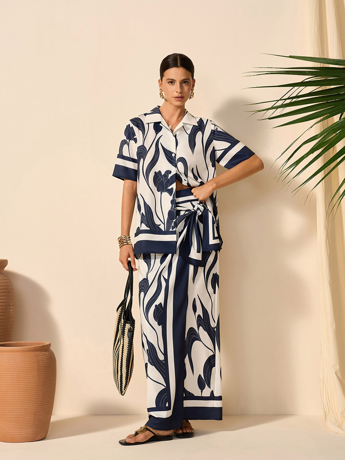 Çiçek Desenli Yarı Şeffaf Düğmeli Gömlek