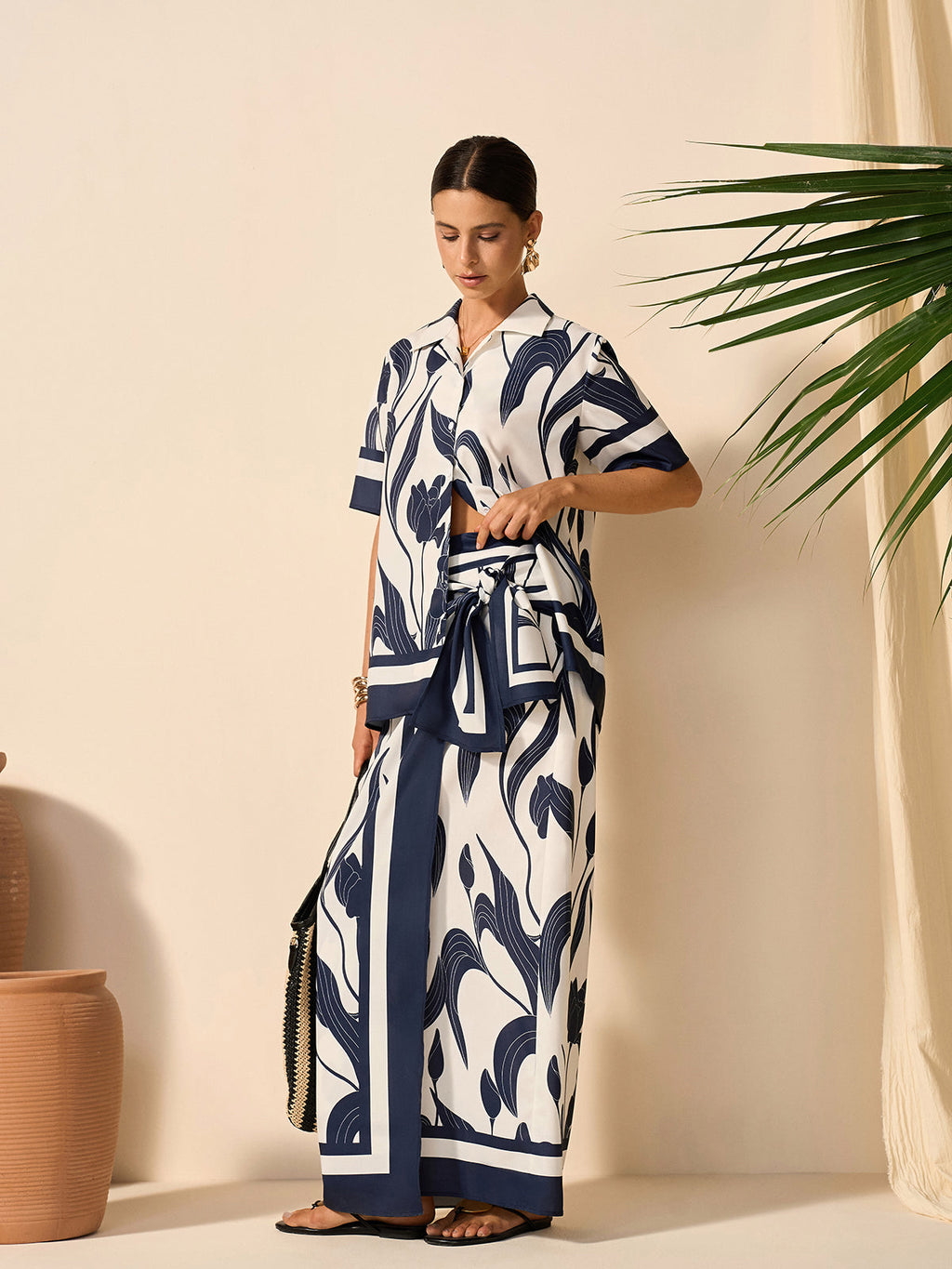 Çiçek Desenli Yarı Şeffaf Düğmeli Gömlek