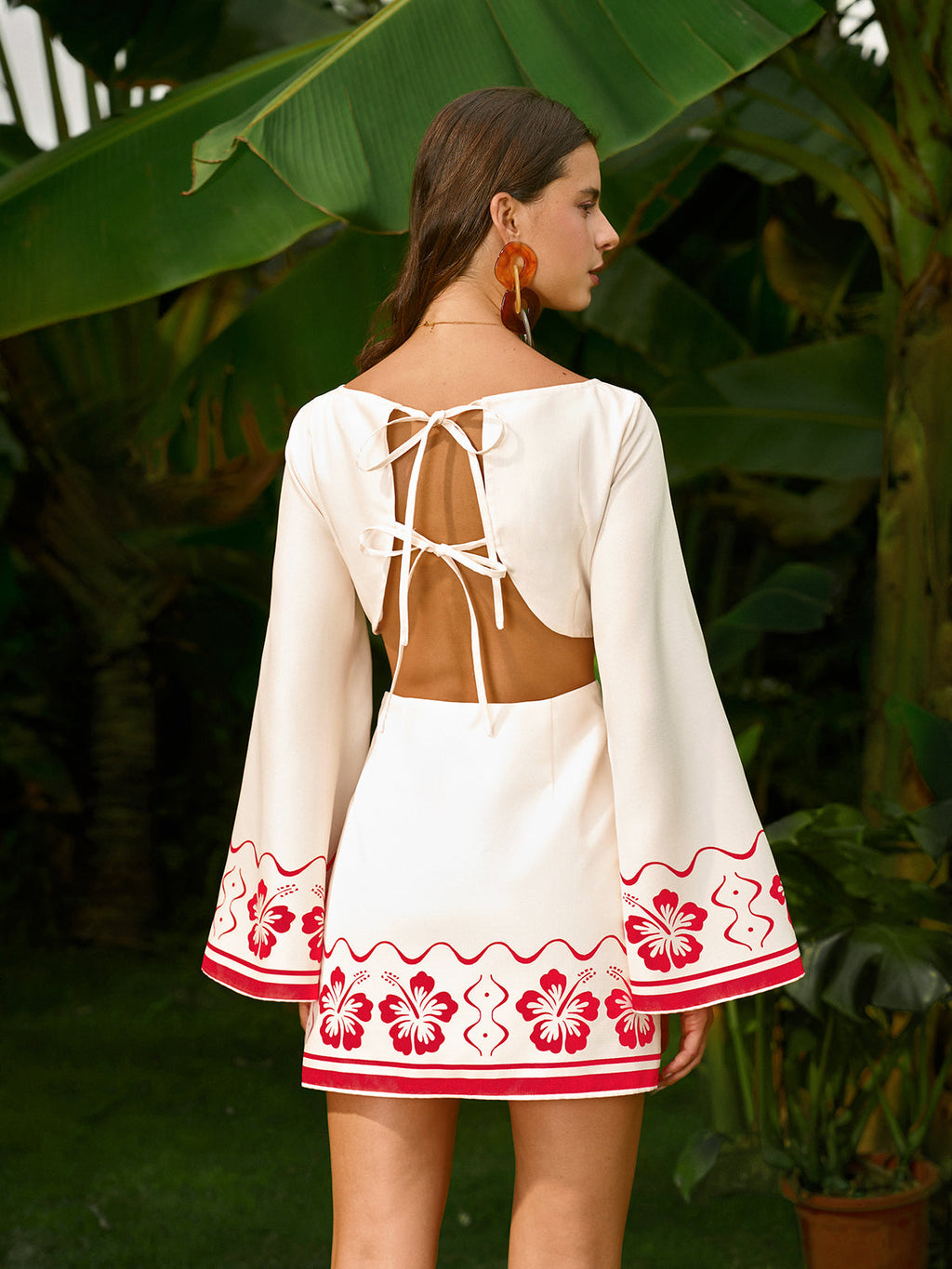 Çiçek İşlemeli Sırtı Açık Bağcıklı Elbise