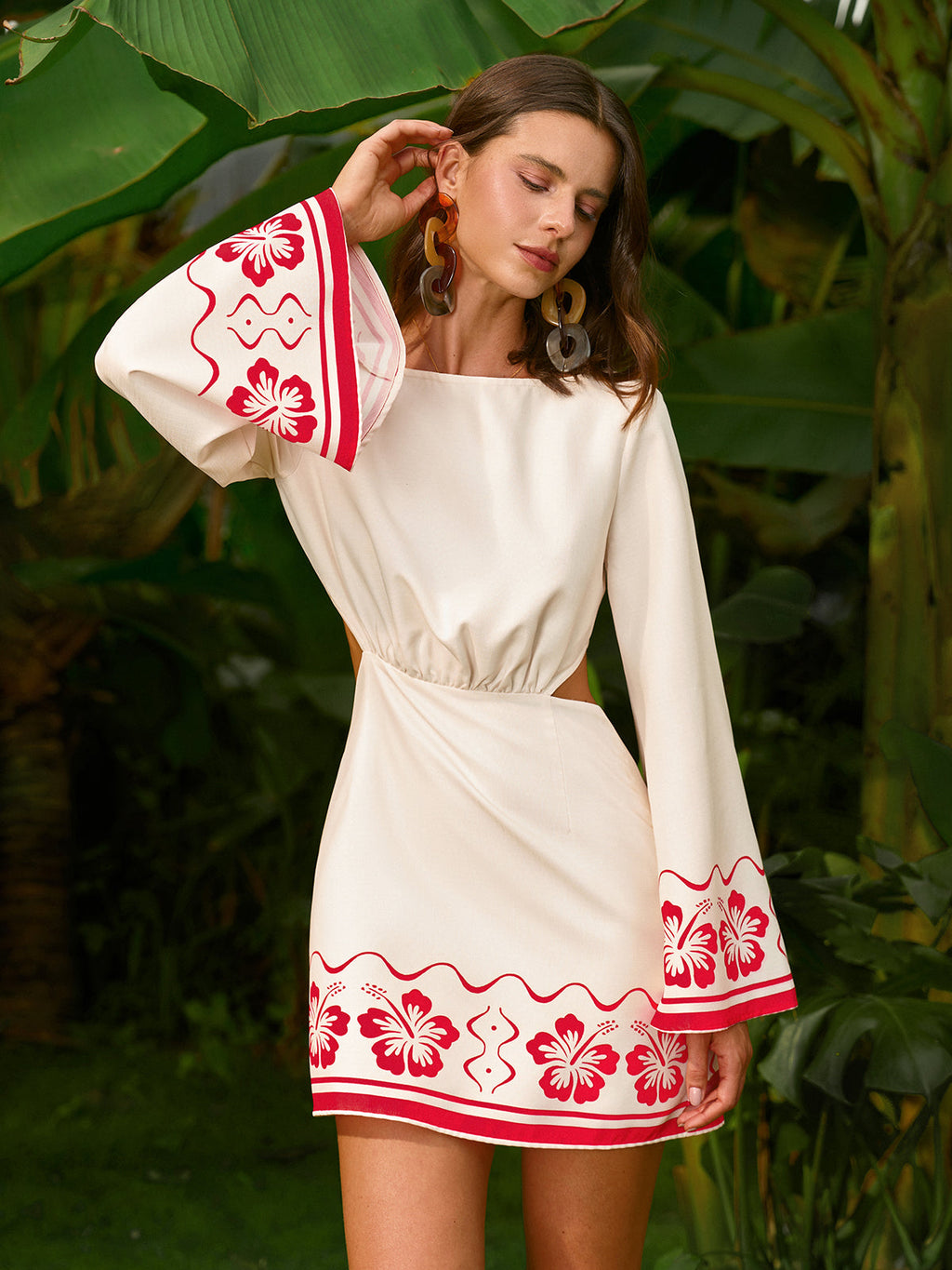 Çiçek İşlemeli Sırtı Açık Bağcıklı Elbise