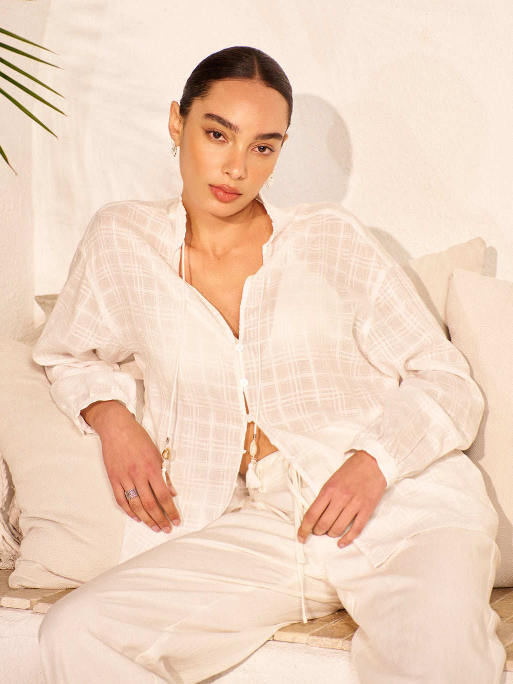 Yarı Şeffaf Püsküllü Kravat Gömlek