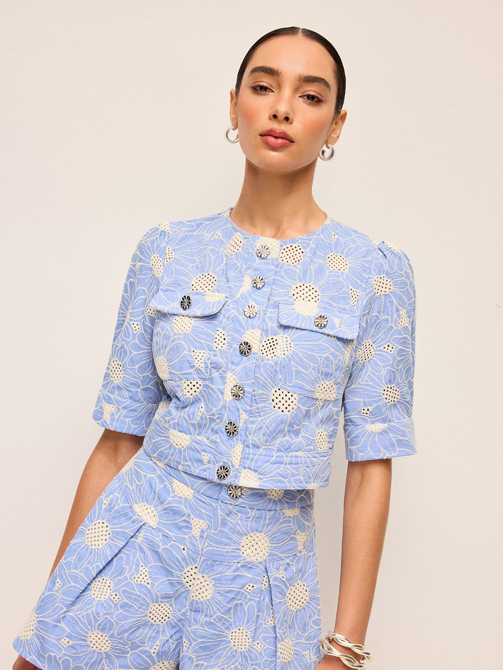 Çiçek İşlemeli Önü Düğmeli Kısa Üst