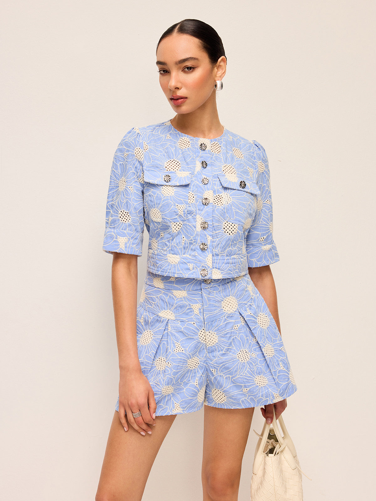 Çiçek İşlemeli Önü Düğmeli Kısa Üst