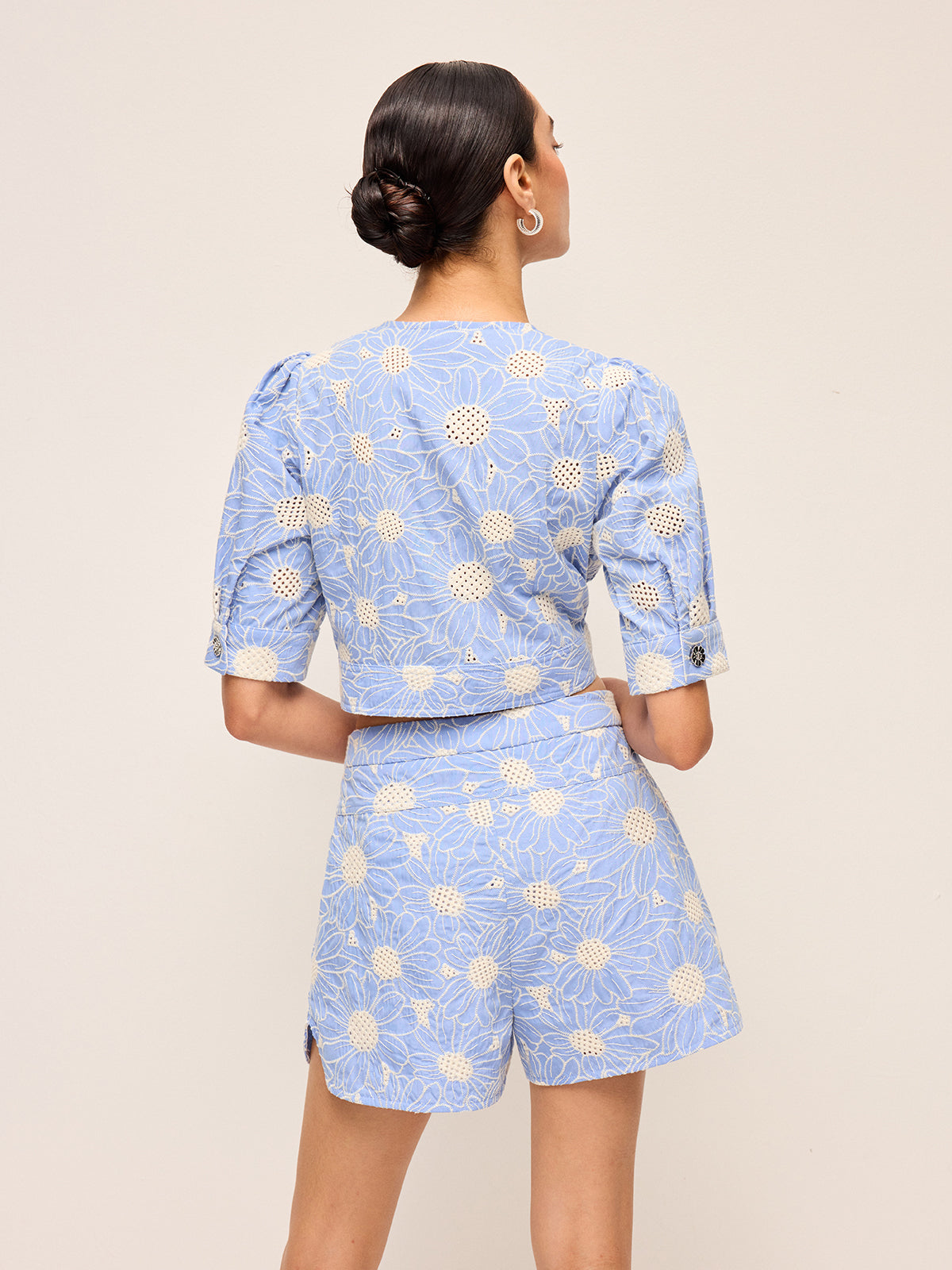 Çiçek İşlemeli Önü Düğmeli Kısa Üst