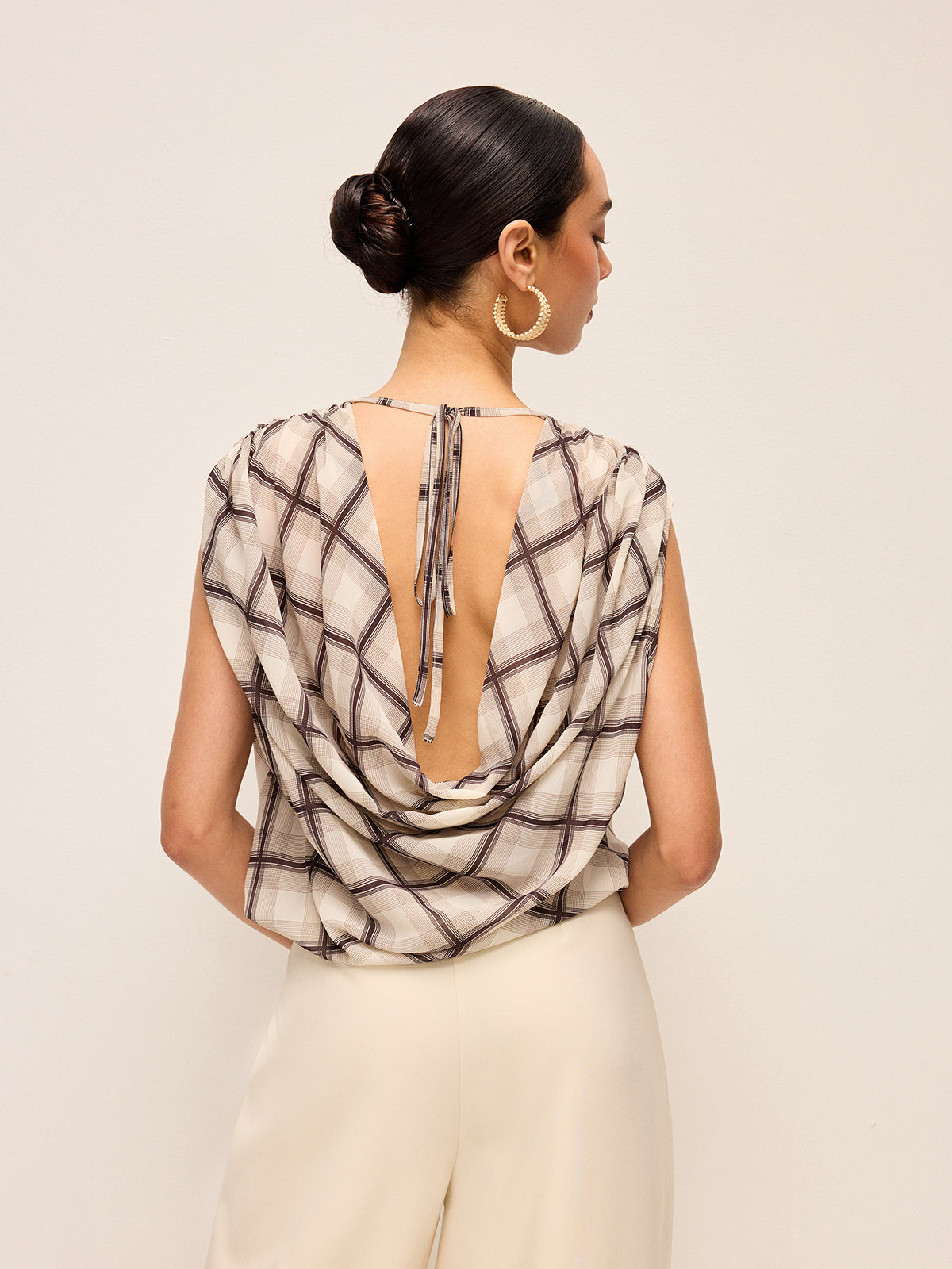 Kolsuz Ekose Açık Sırtlı Şifon Gömlek