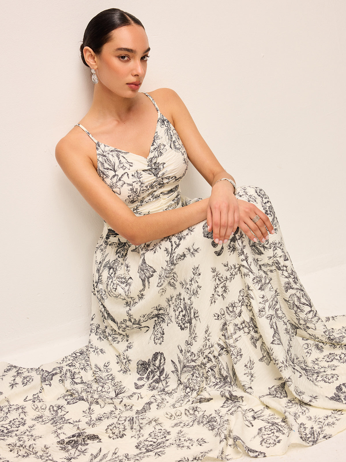 Çiçek Desenli Kıvrımlı Askılı Elbise