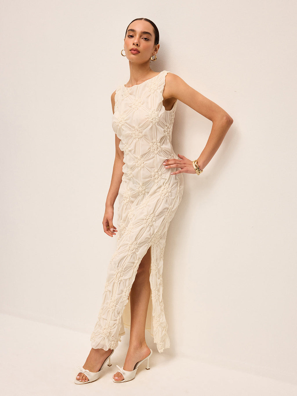 Zarif İşlemeli Yırtmaçlı Uzun Elbise