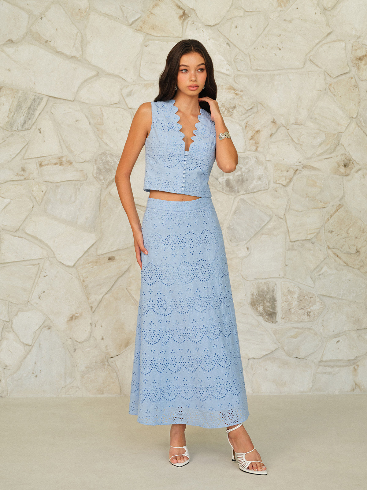 Taraklı Yaka Önü Düğmeli Gözlü Kısa Üst