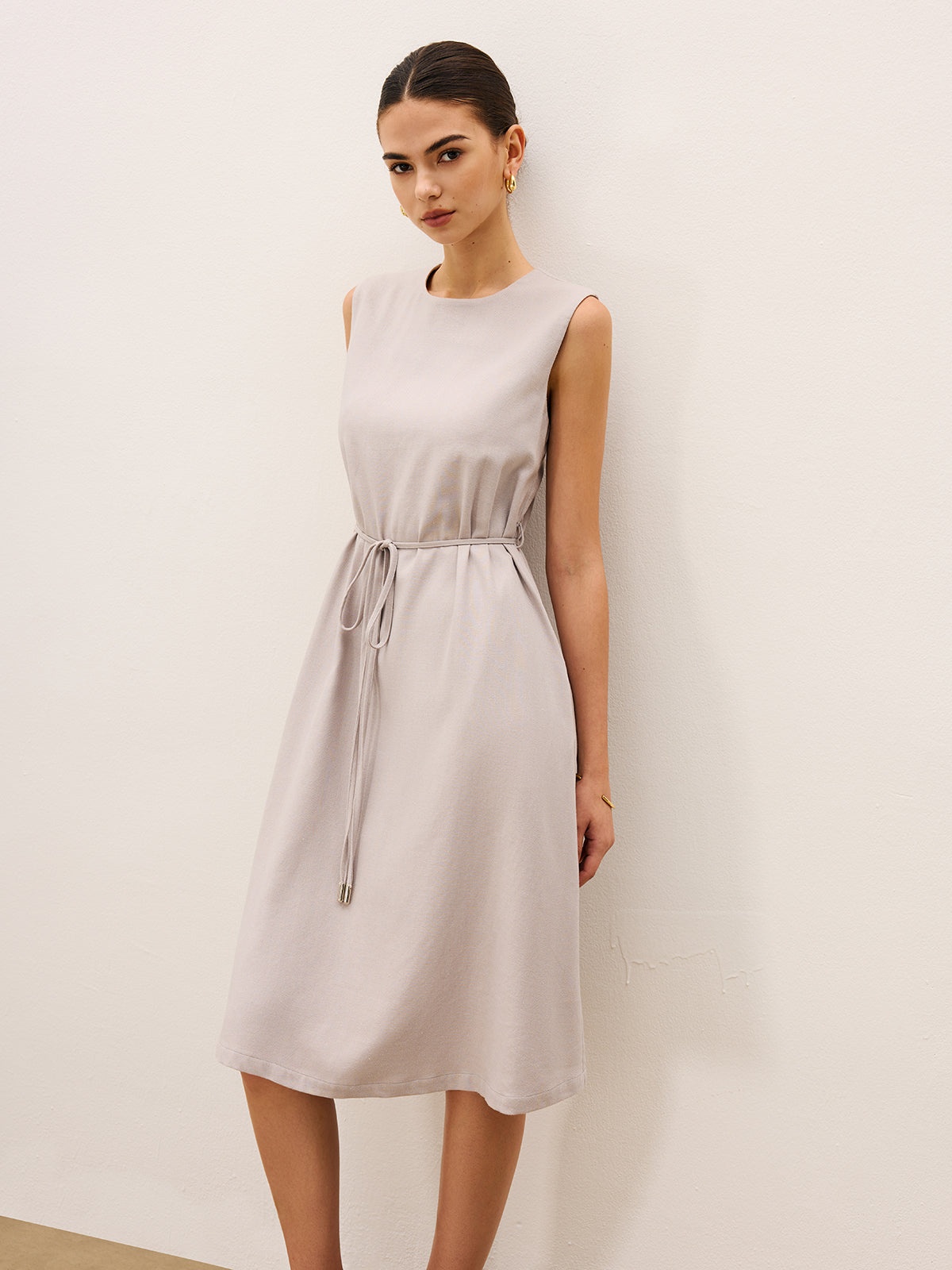 Kolsuz Bağcık Detaylı Midi Elbise