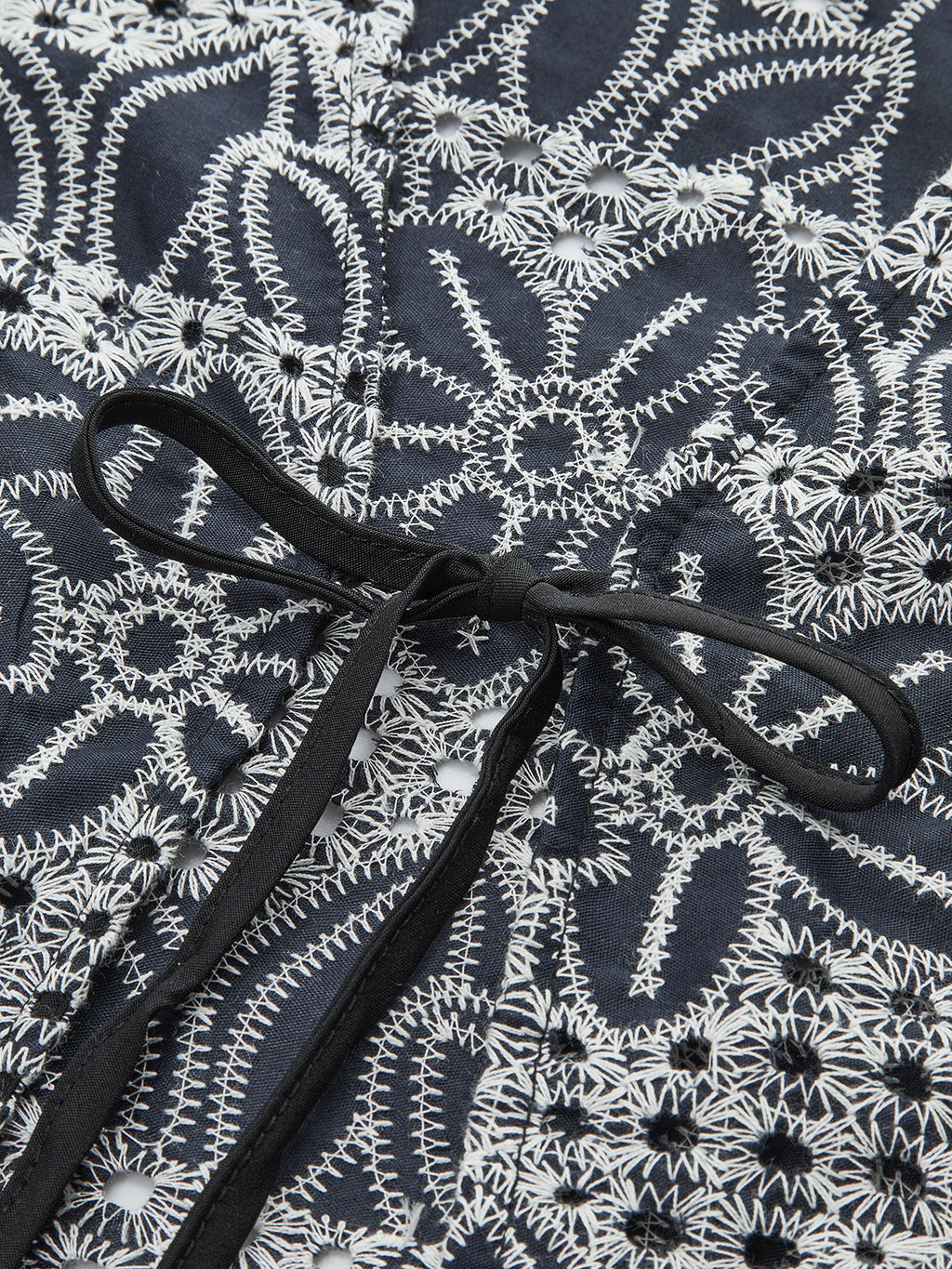 Önü Bağcıklı İşlemeli Bluz