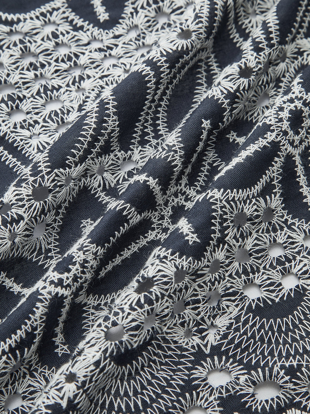 Önü Bağcıklı İşlemeli Bluz