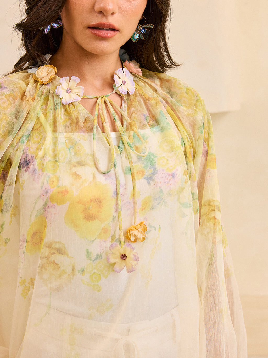 Yarı Şeffaf Çiçek Detaylı Bluz