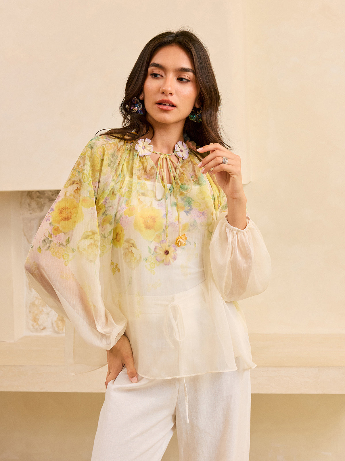 Yarı Şeffaf Çiçek Detaylı Bluz