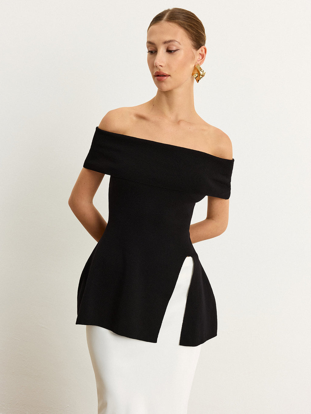 Omuzları Açık Yırtmaçlı Örgü Üst