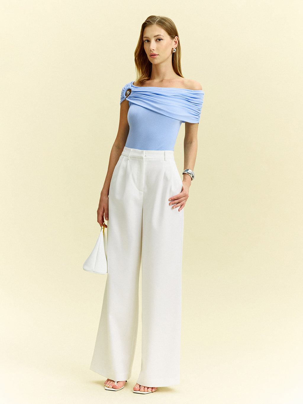 Omuzları Açık Halka Detaylı Üst