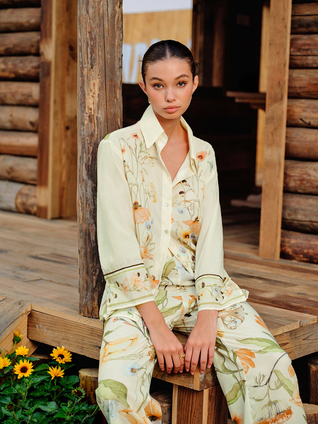 Yarı Şeffaf Çiçek Desenli Düğmeli Gömlek