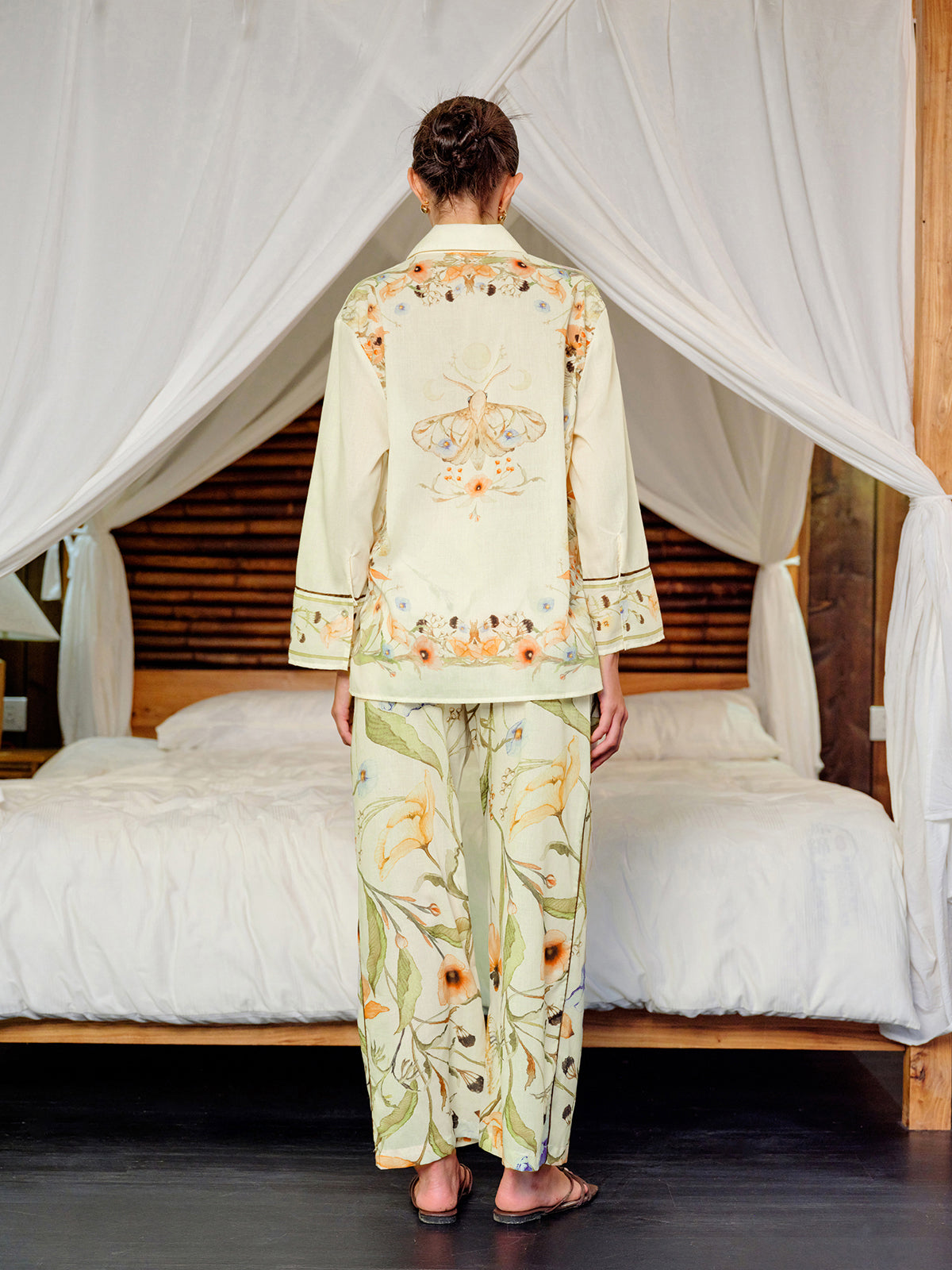 Yarı Şeffaf Çiçek Desenli Düğmeli Gömlek