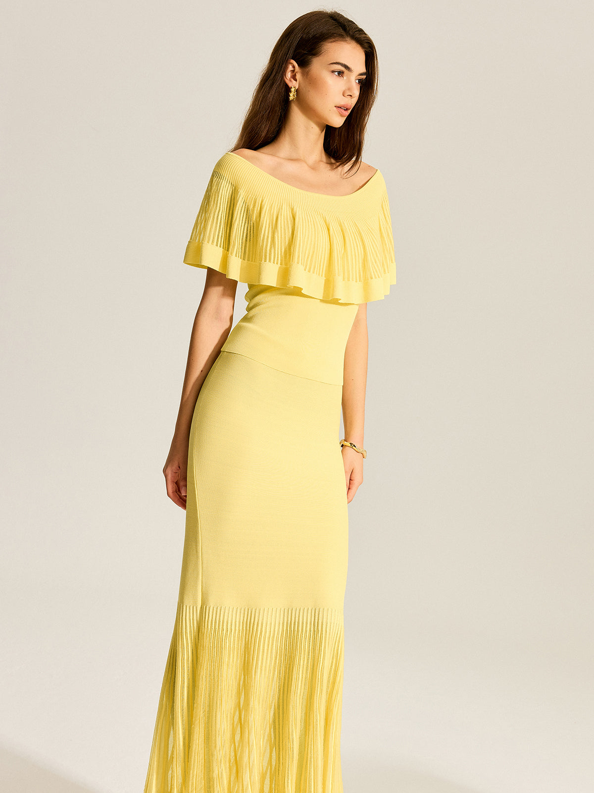 Omuzları Açık, Kenarları Kırpılmış Volanlı Örgü Üst