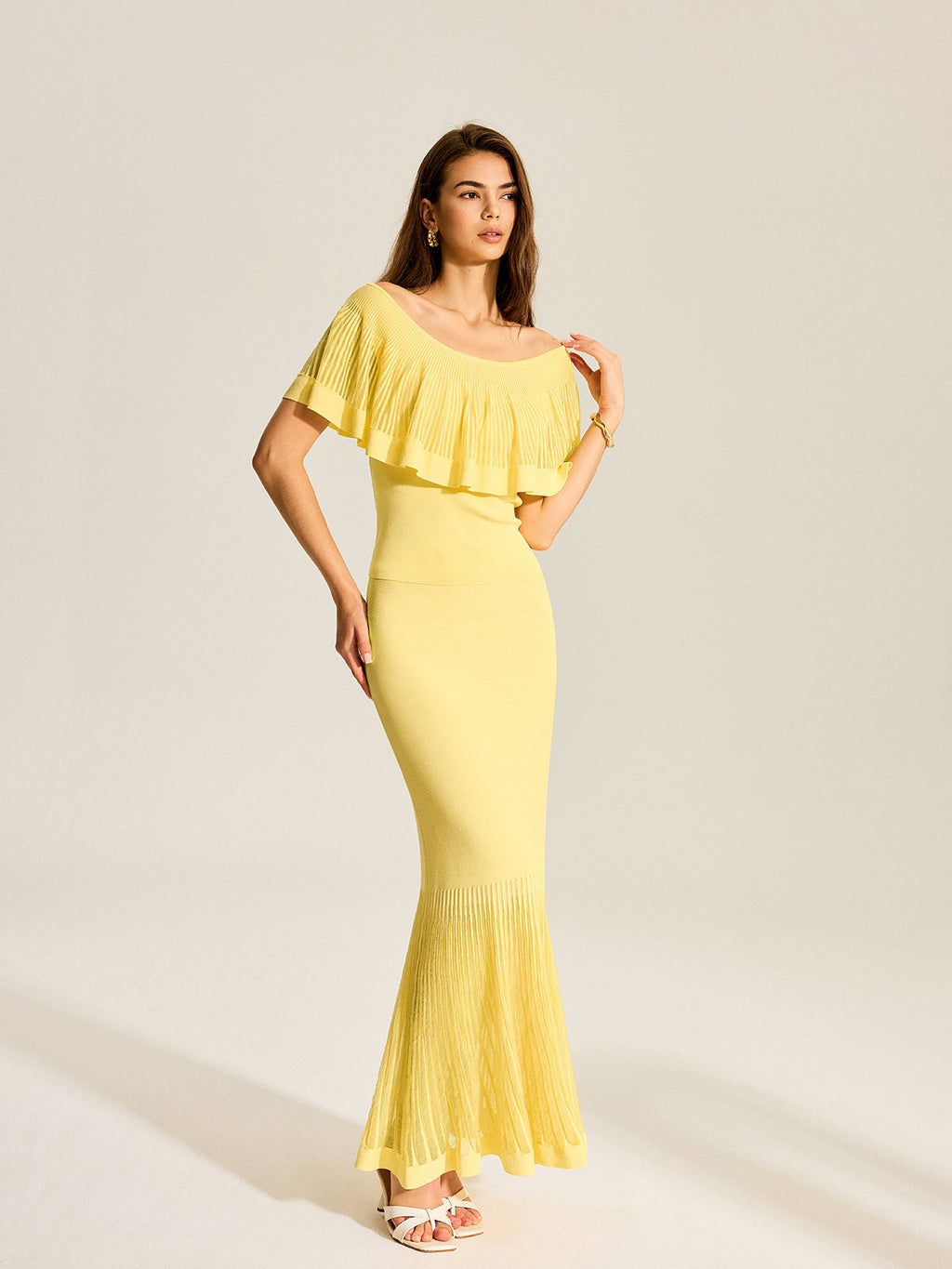 Omuzları Açık, Kenarları Kırpılmış Volanlı Örgü Üst