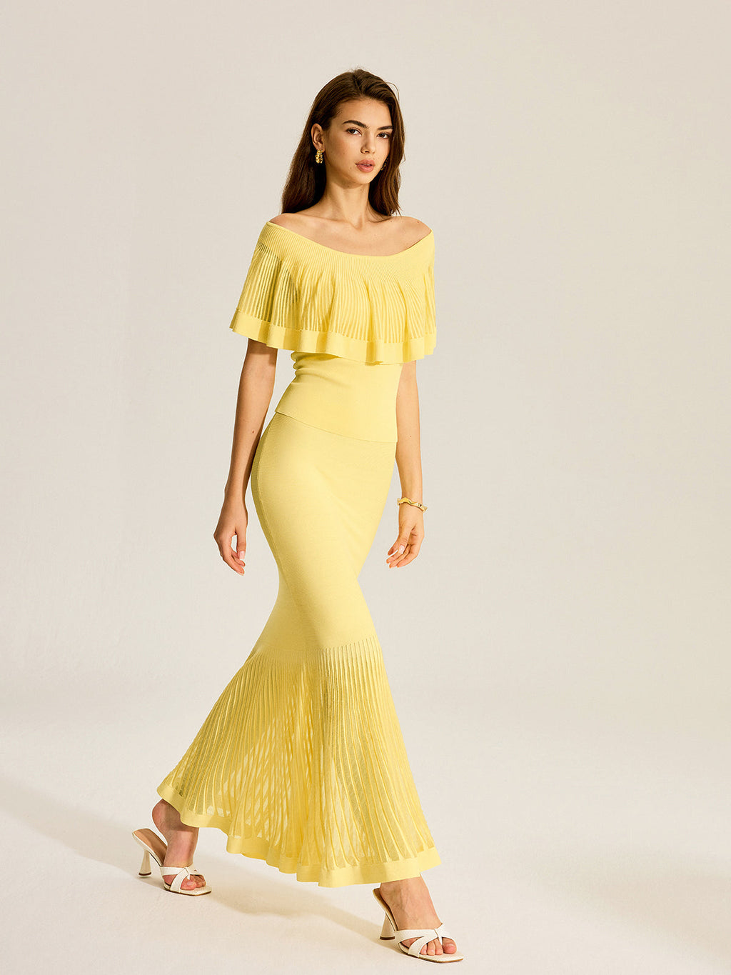 Omuzları Açık, Kenarları Kırpılmış Volanlı Örgü Üst