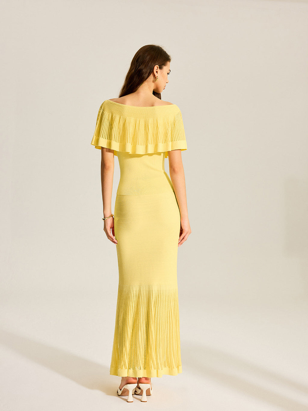 Omuzları Açık, Kenarları Kırpılmış Volanlı Örgü Üst