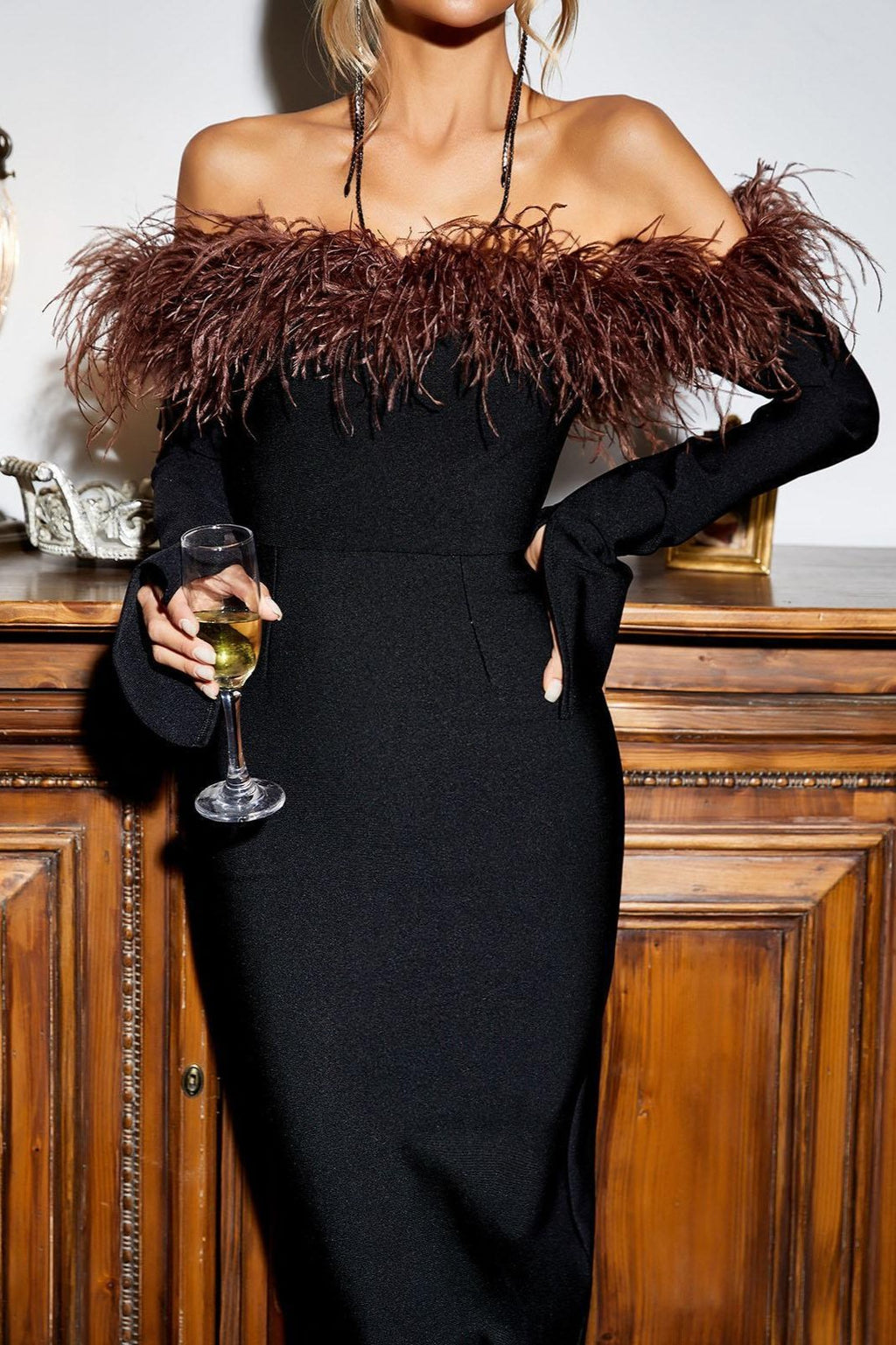 Blanche Omuzu Açık Tüy Detaylı Siyah Midi Elbise