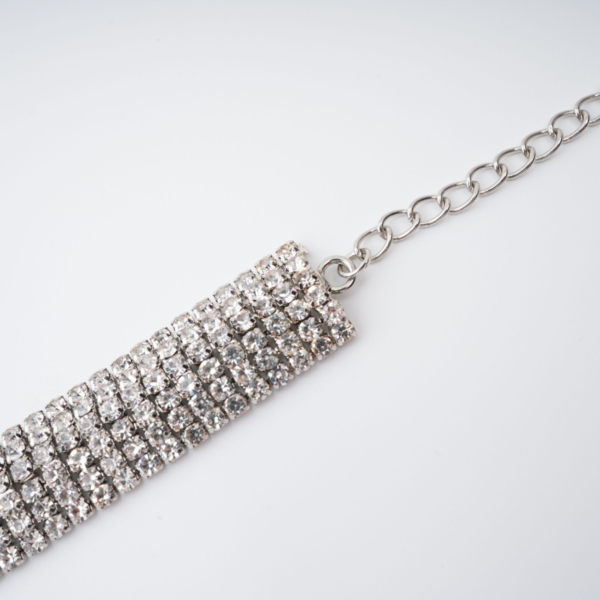 Laria Kristal Süslemeli Fiyonk Detaylı Kolye