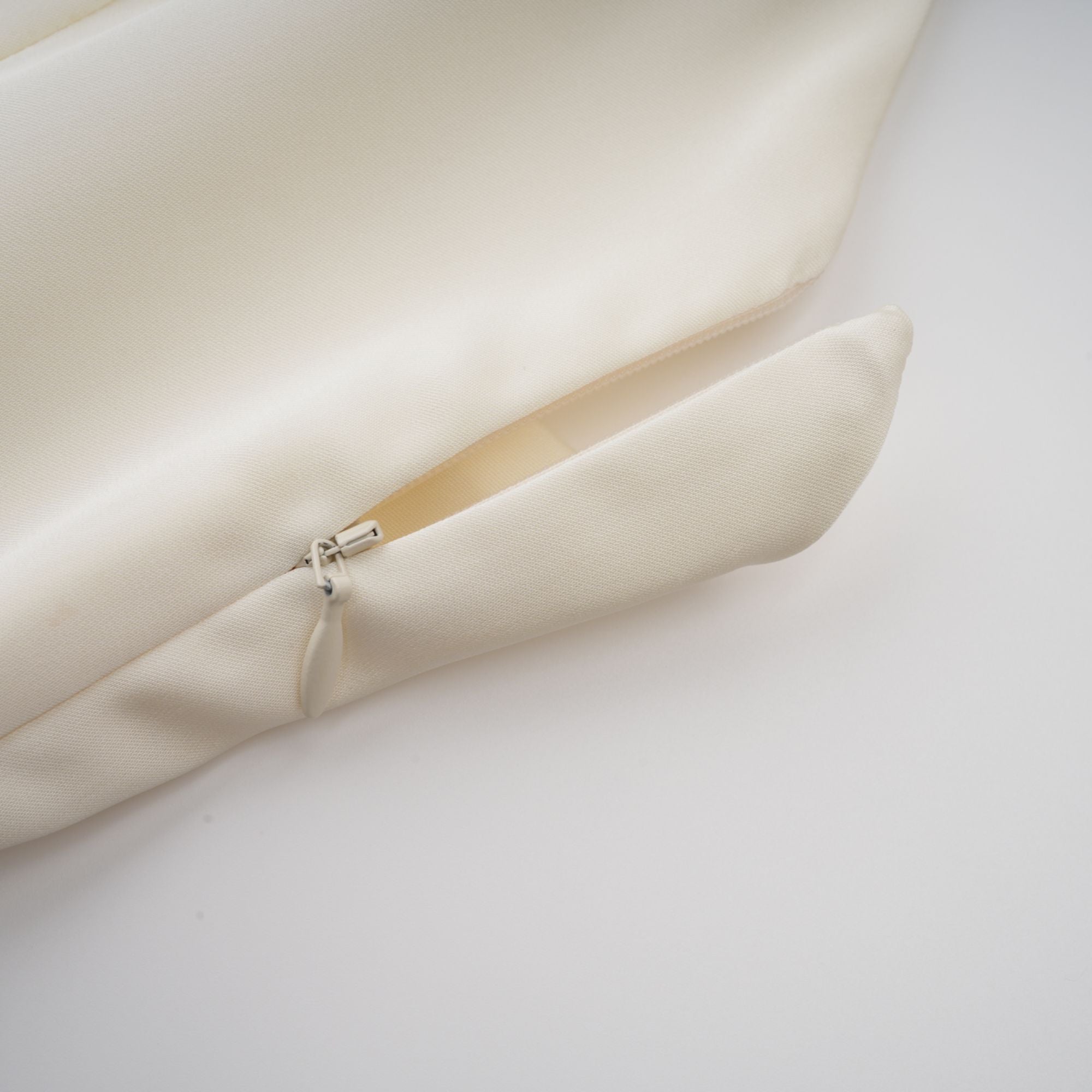 Lyna Beyaz Saten Fırfırlı Mini Elbise, Şal Panel Detaylı