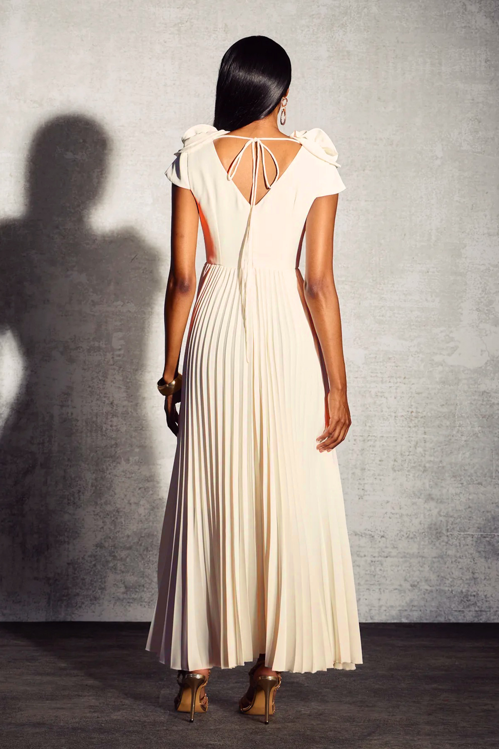 Grace V Yaka Çiçek Pileli Maxi Elbise