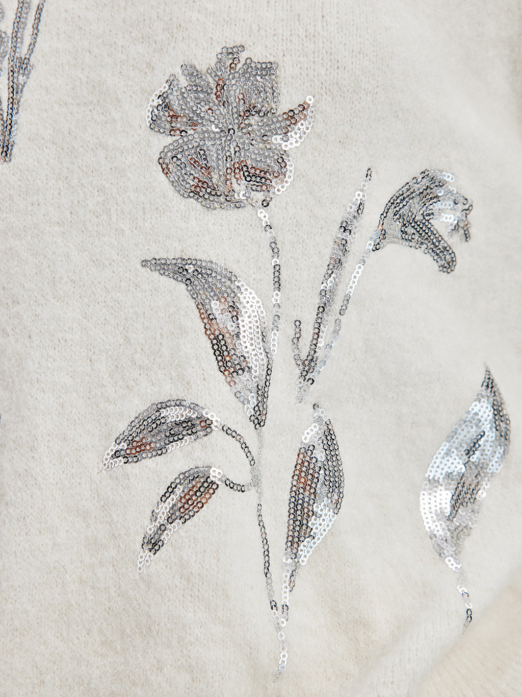 Gümüş Çiçek İşlemeli Triko Kazak