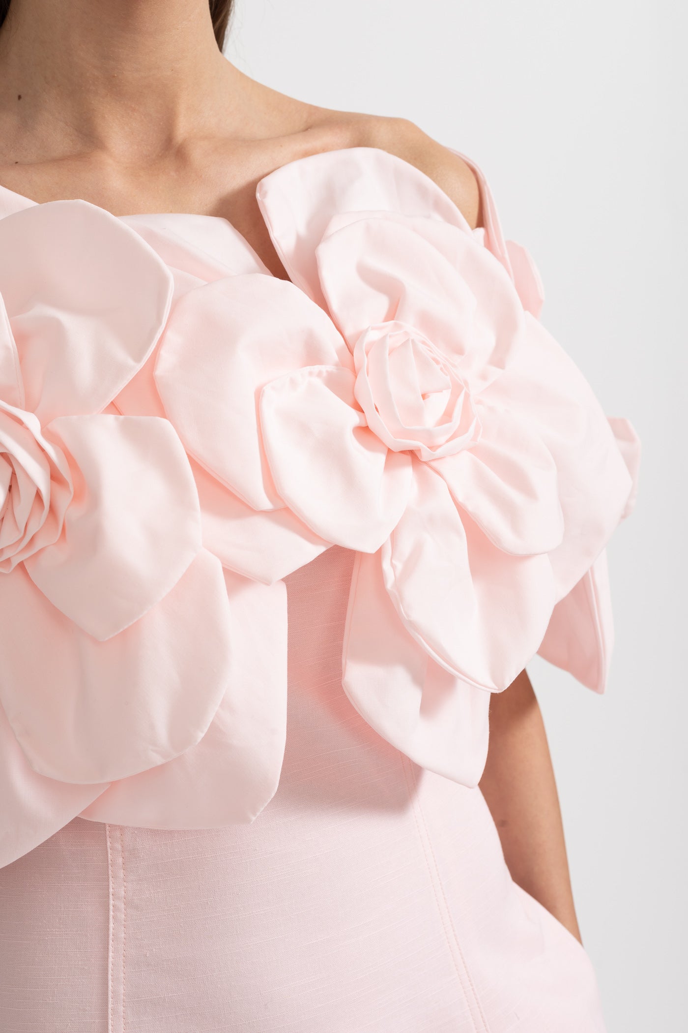 Büyük Kumaş Çiçek Desenli Omuzları Açık Midi Elbise