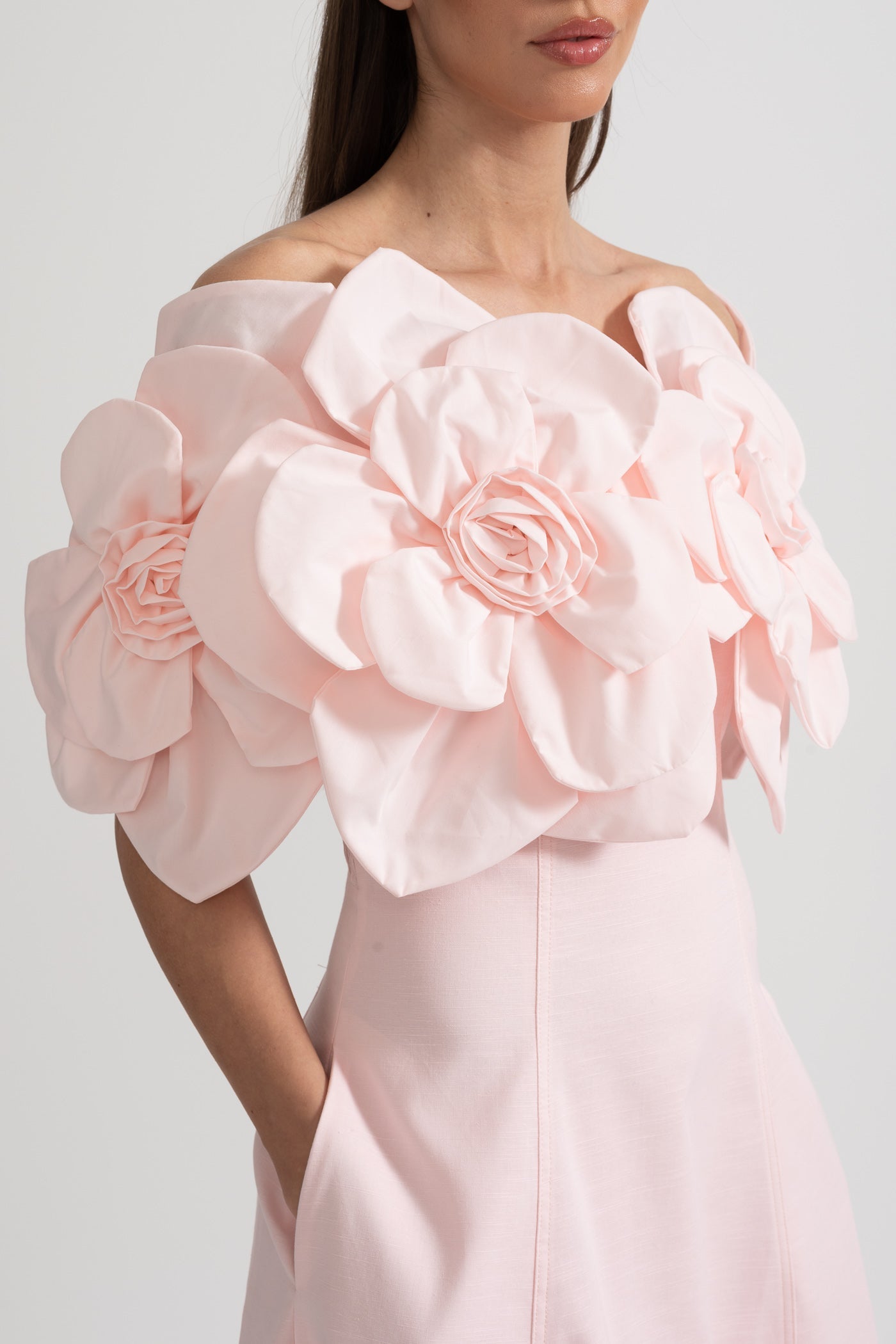 Büyük Kumaş Çiçek Desenli Omuzları Açık Midi Elbise