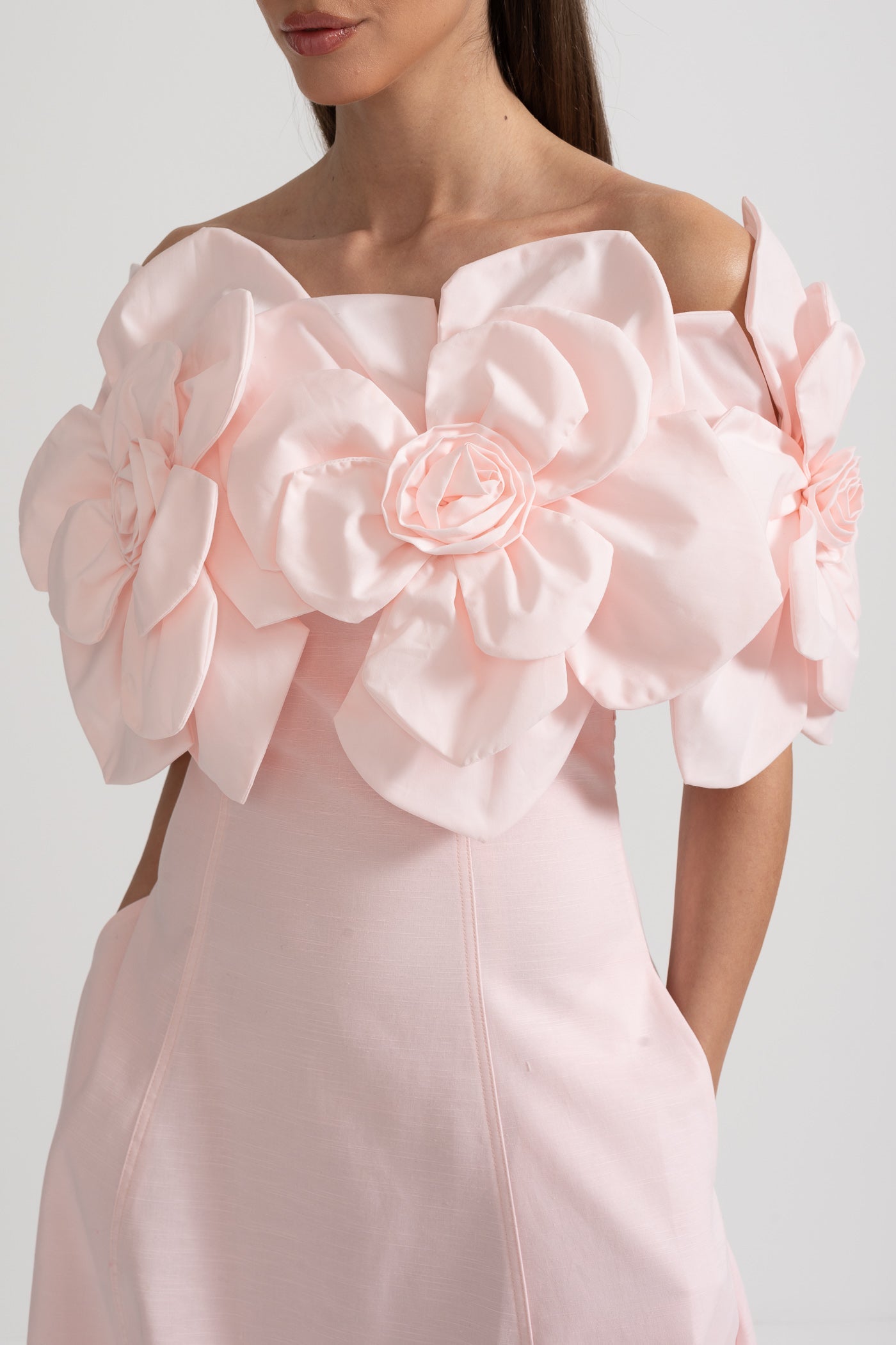 Büyük Kumaş Çiçek Desenli Omuzları Açık Midi Elbise