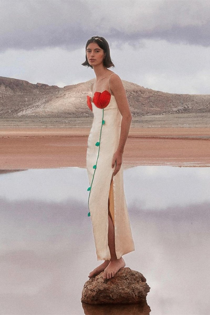 Belle Gül Detaylı Yüksek Yırtmaçlı Maxi Elbise