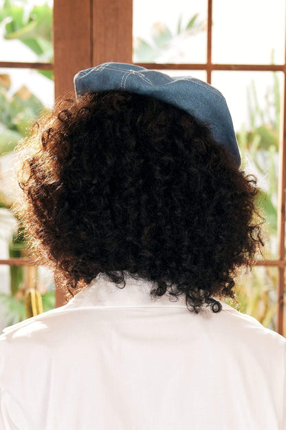 Kamelya Kot Bere Şapka