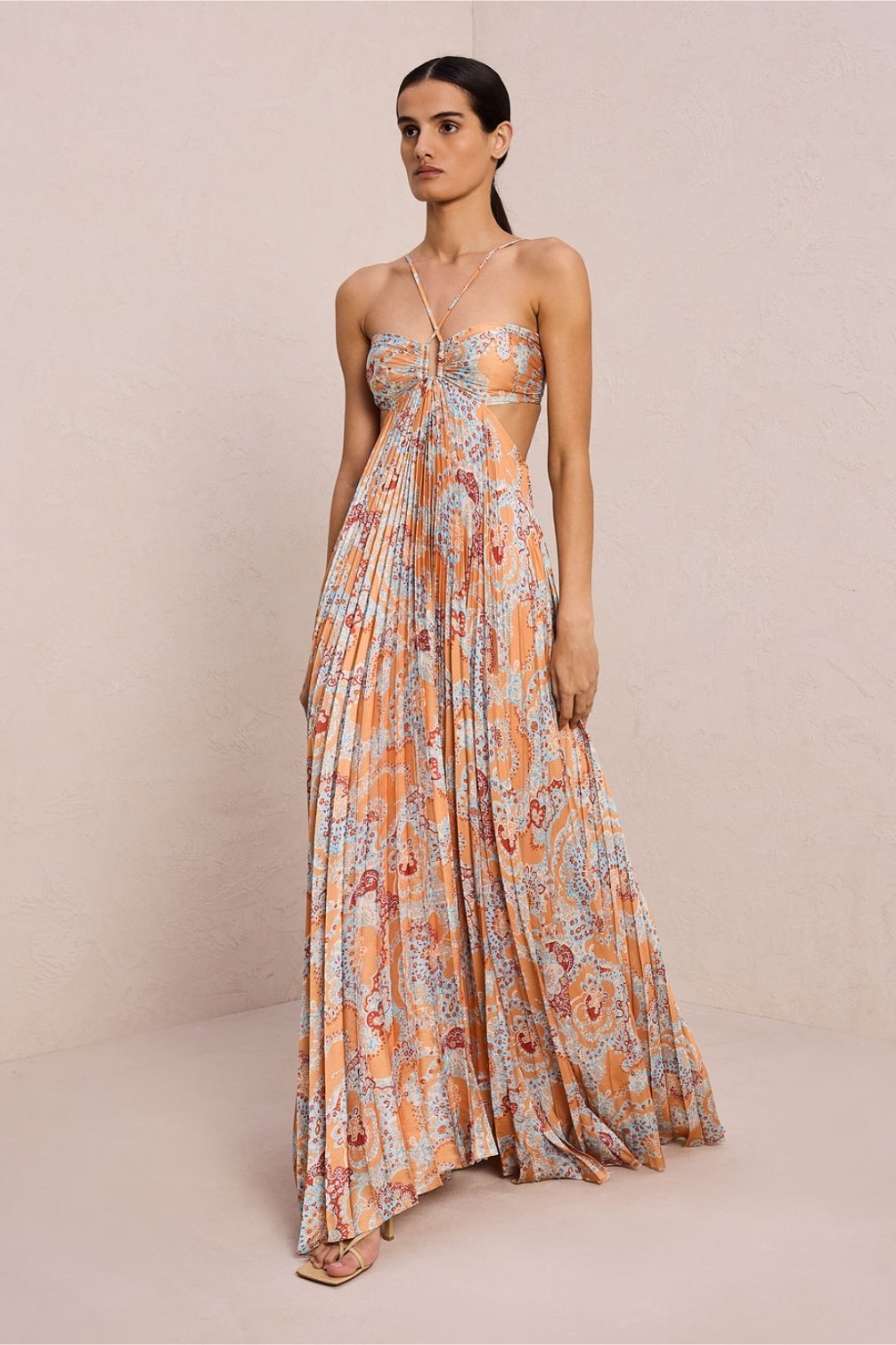 Clara Baskılı Boyundan Bağlı Pileli Uzun Elbise