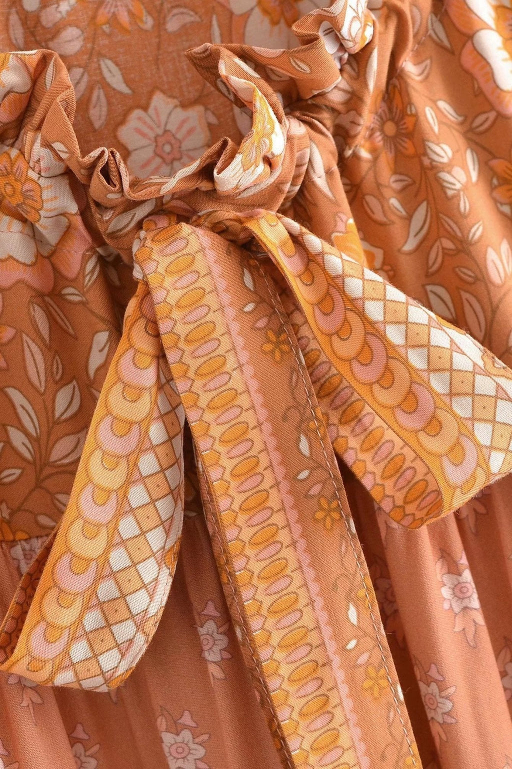 Damla Baskılı Büzgülü Boyundan Bağlamalı Slip Maxi Elbise