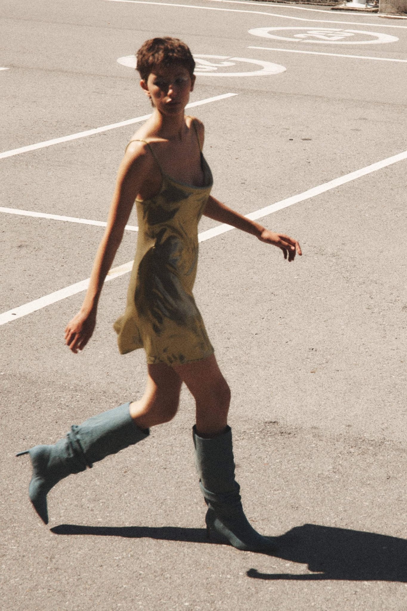 Dreda Metalik Dekolteli Mini Slip Elbise