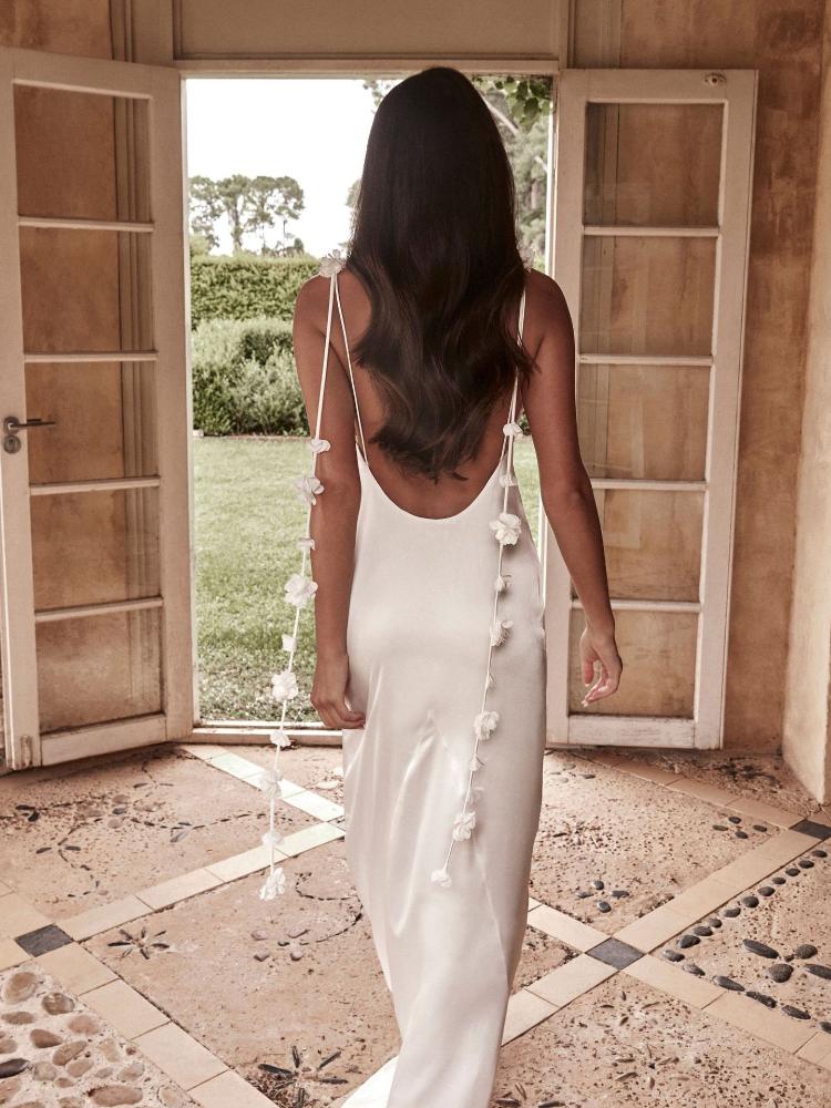 Evelyn Sırtı Açık Çiçek Püsküllü Saten Maxi Elbise