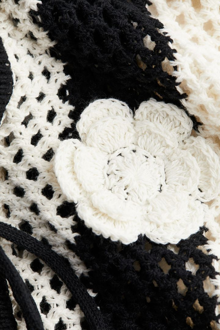 Güzel Çiçek Aplikeli İçi Boş Örgü Yelek