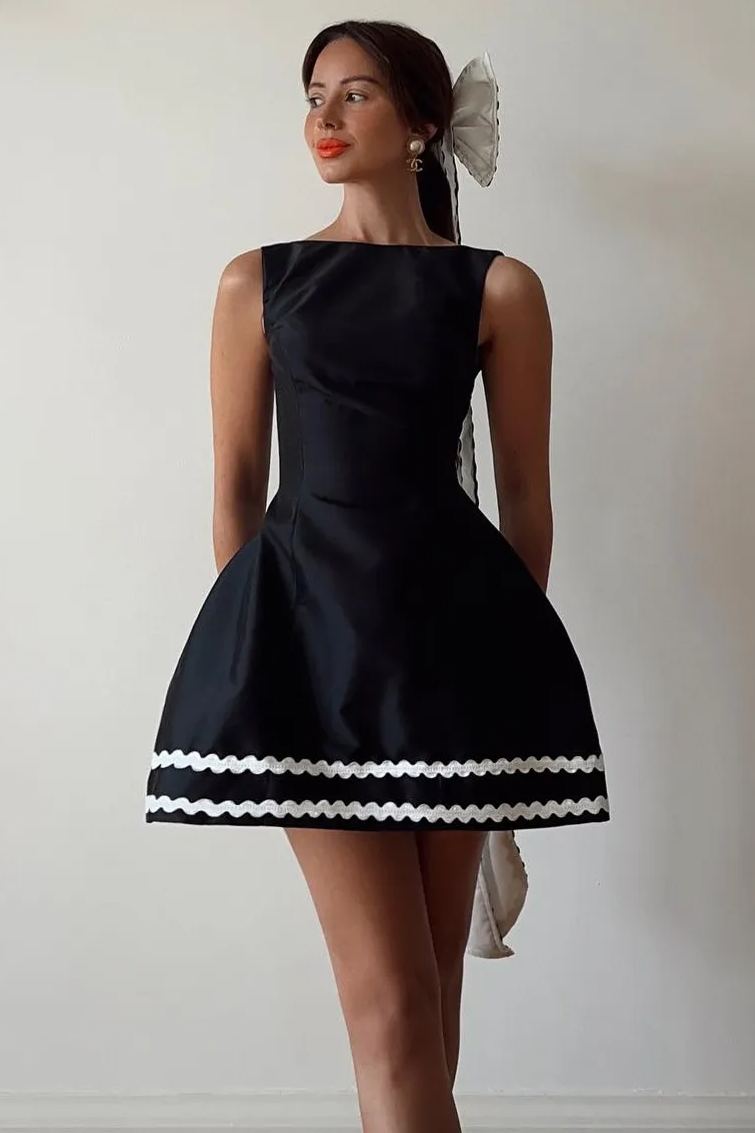 Jacqueline Kayık Yaka Sırtı Açık Mini Saten Elbise