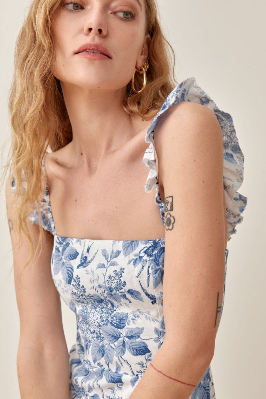 Joa Baskılı Fırfırlı Askılı Yırtmaçlı Midi Elbise