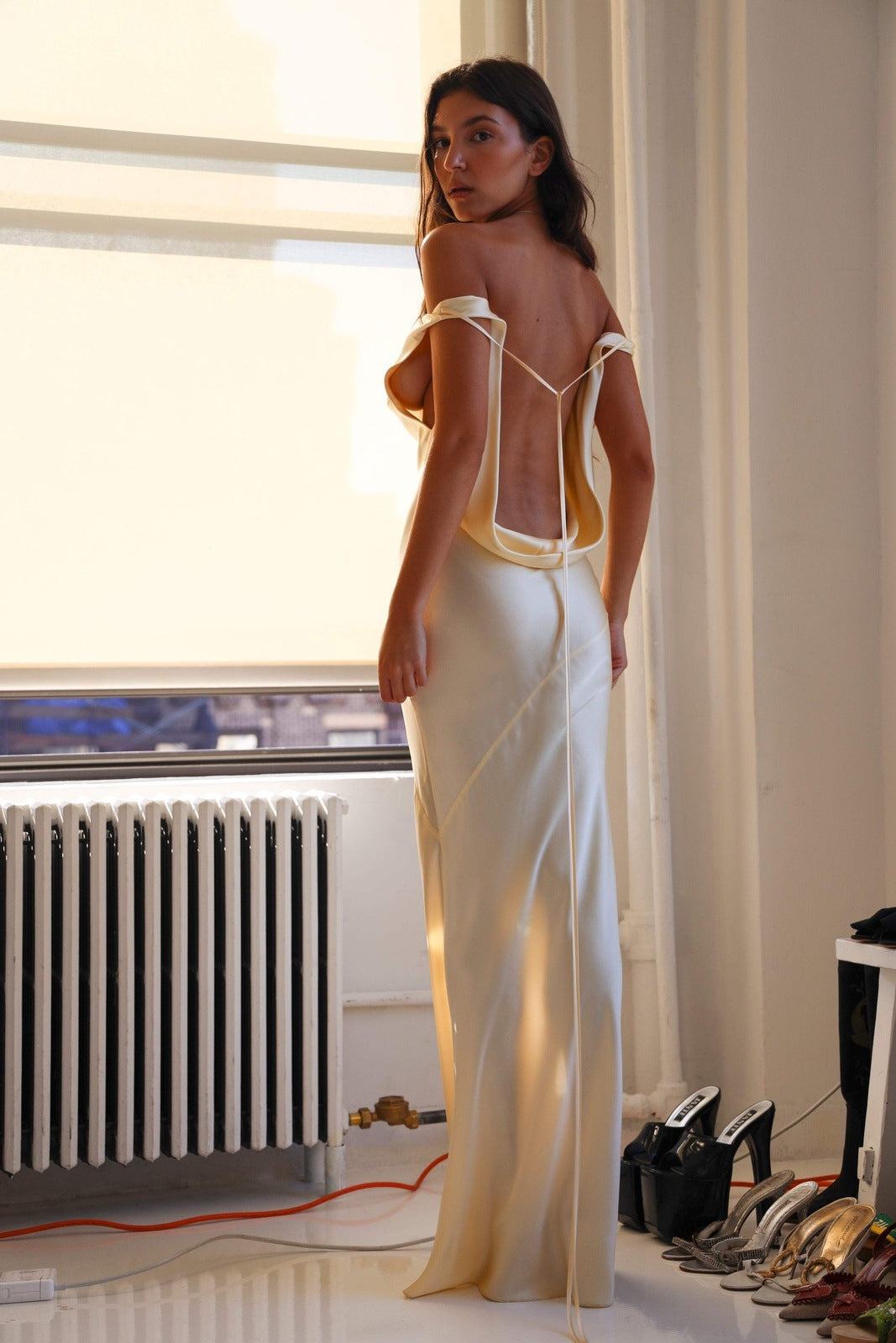 Persis Kapşonlu Sırtı Açık Saten Maxi Elbise