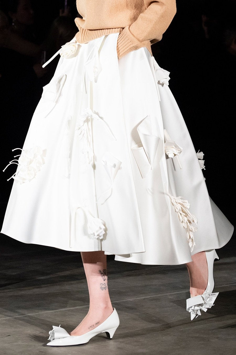 Lara Çiçek İşlemeli Midi Etek